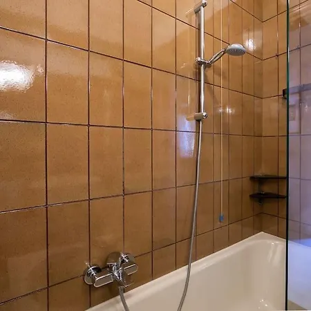 Classy Spacious Close To St.mark Square