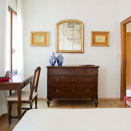 Classy Spacious Close To St.mark Square Lägenhet *