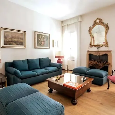 Classy Spacious Close To St.mark Square