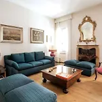 Classy Spacious Close To St.mark Square