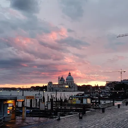 Classy Spacious Close To St.mark Square * Венеция