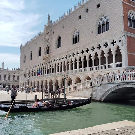 Classy Spacious Close To St.mark Square Lejlighed
