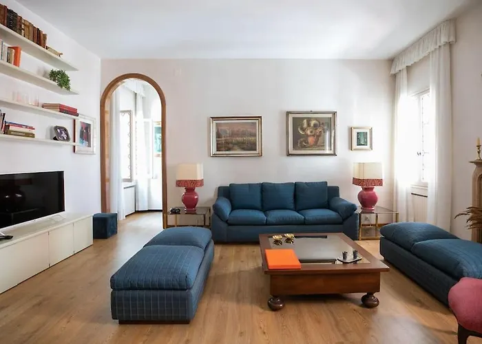 Classy Spacious Close To St.mark Square Апартаменты *