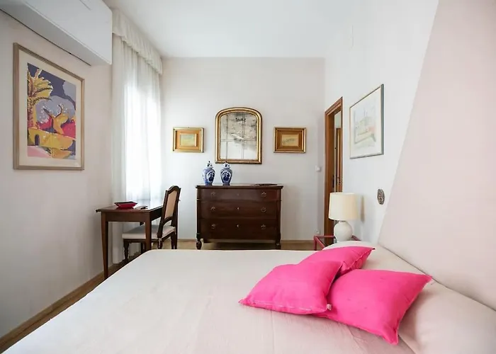 Classy Spacious Close To St.mark Square Апартаменты Венеция