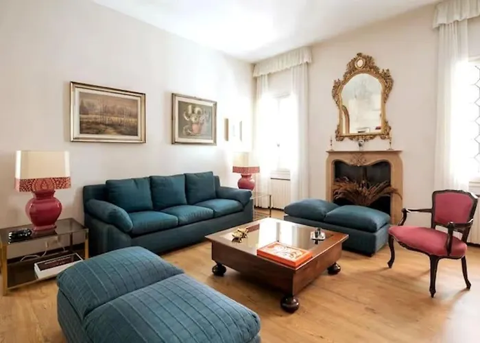 Classy Spacious Close To St.mark Square