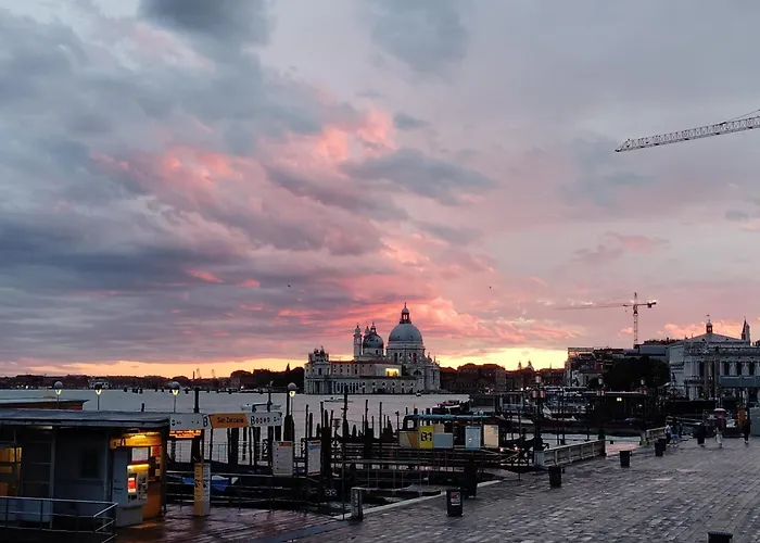 Classy Spacious Close To St.mark Square * Венеция