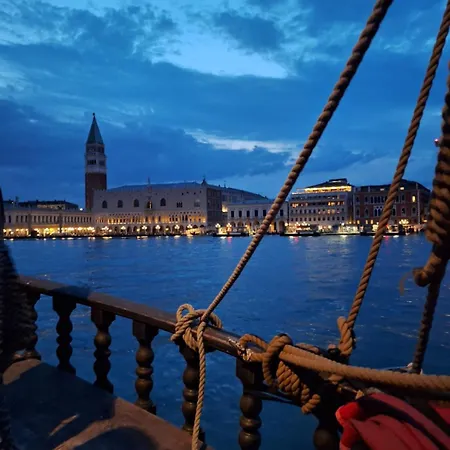 Apartment Classy Spacious Close To St.mark Square