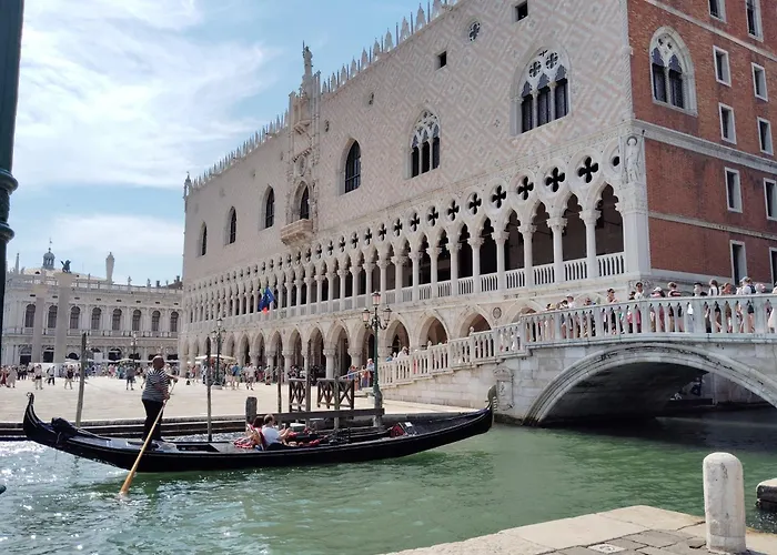 Classy Spacious Close To St.mark Square Apartmán