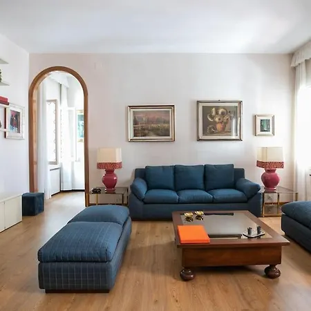 Classy Spacious Close To St.mark Square Apartament *